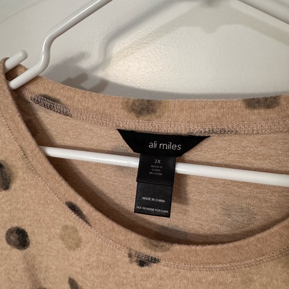 Ali Miles Winter themed Top - Picture 3 of 4